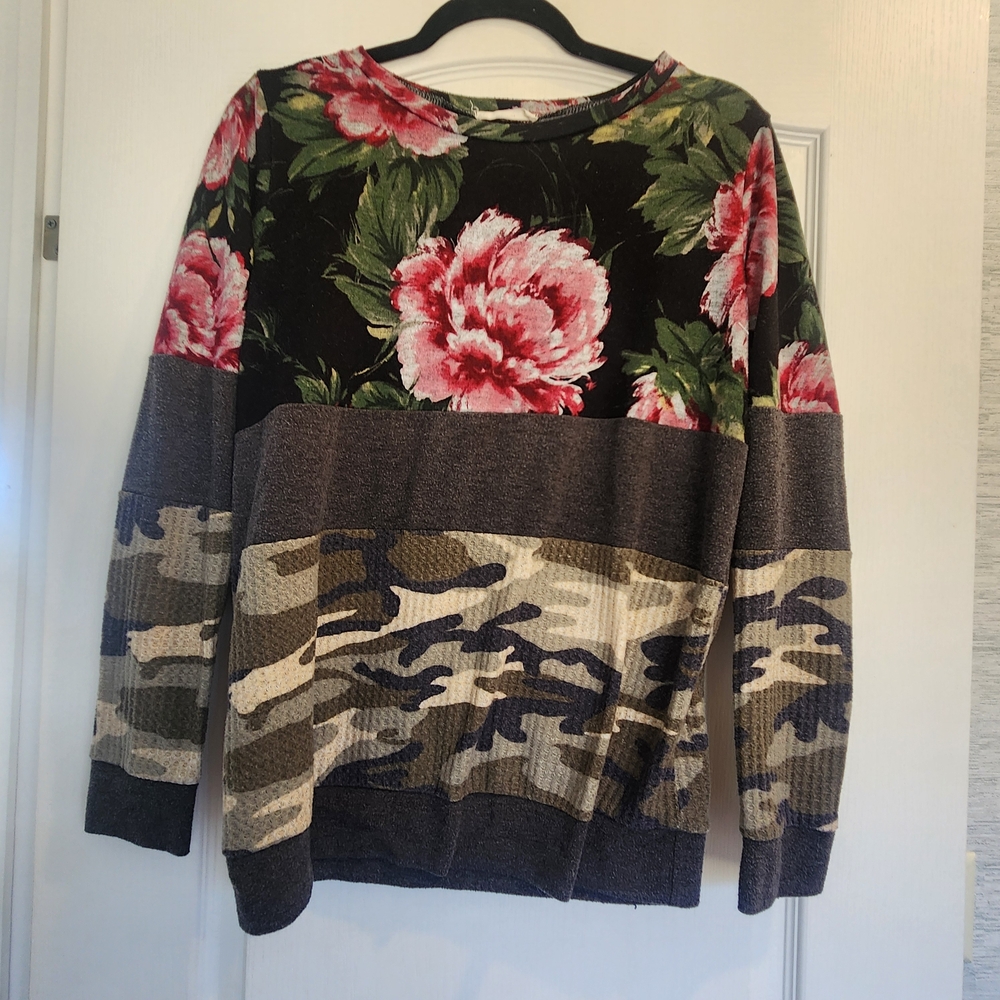 A.gain Floral and Camo Women's Blouse Size M Euc